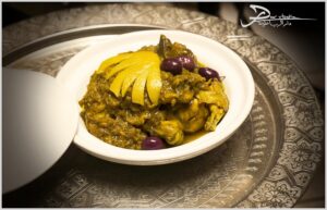 Image de poulet au citron confit et aux olives, plat Marocain