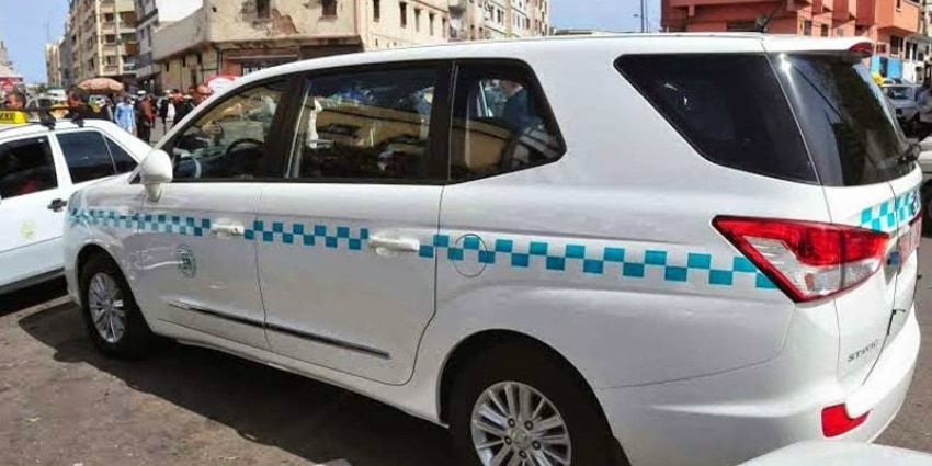 Image d'un grand taxi blanc Marocain