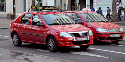 Image des petits taxis rouges de la ville de Casablanca